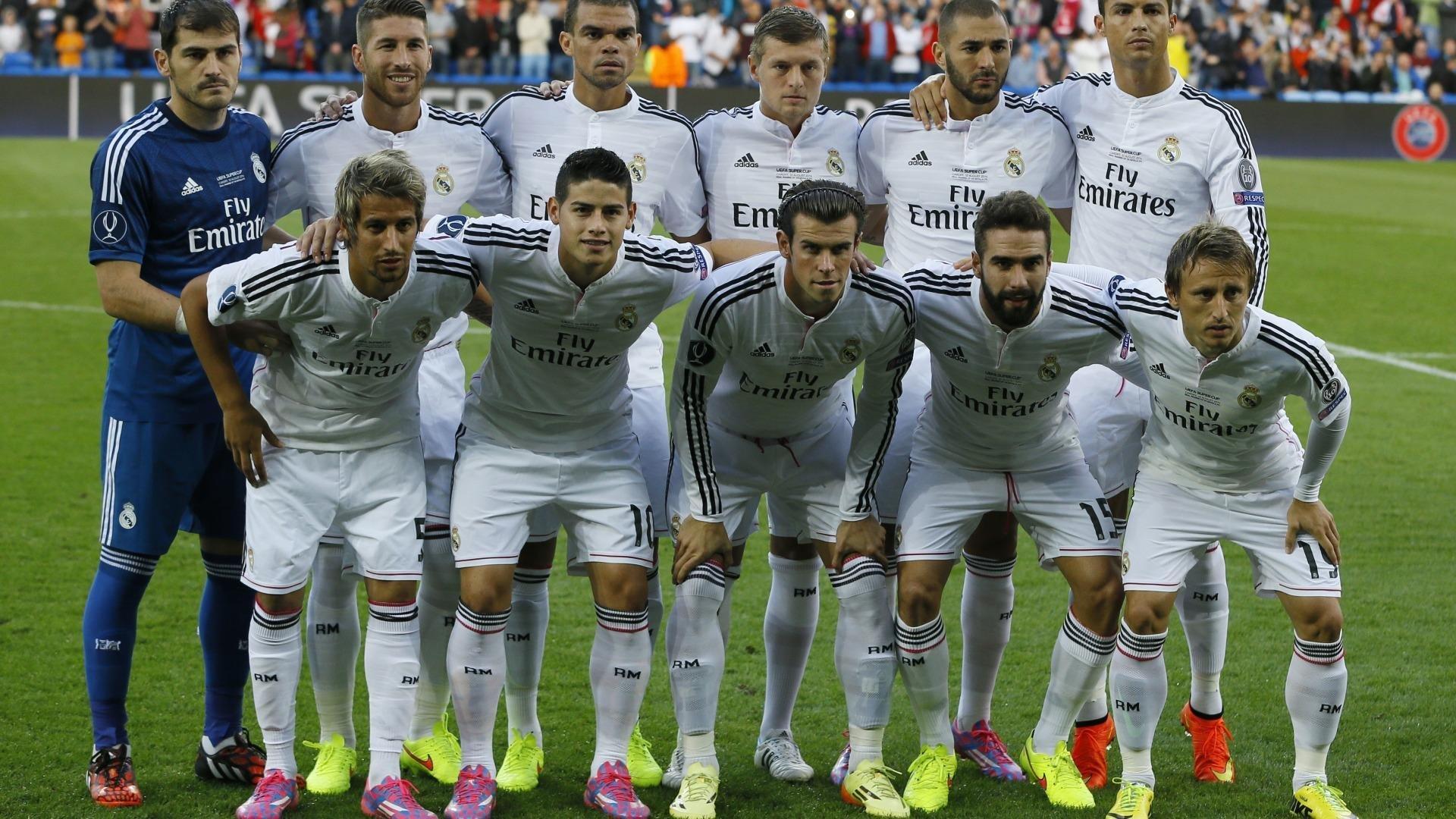 巴萨球迷欢欣鼓舞!克里斯滕森签名合影预示留队,下赛季后防基石稳固