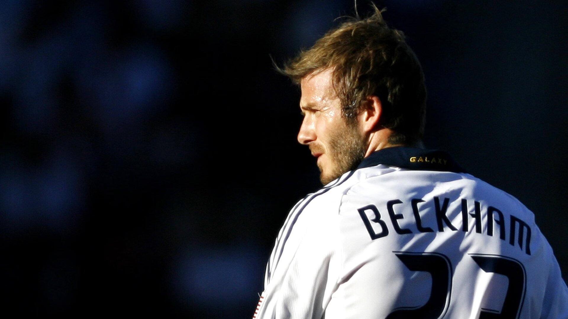 英超赛场现尴尬一幕，曼联球迷镜头下的安东尼过人秀引热议